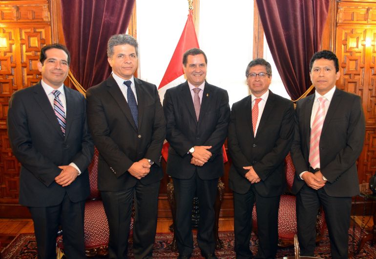 Presidente del Congreso recibi a Junta Directiva del Colegio de Notarios de Lima.