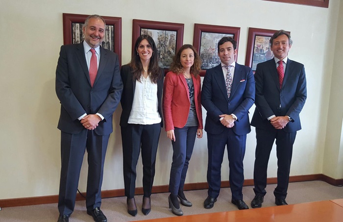  Zurich Seguros firm acuerdo con el colectivo notarial.